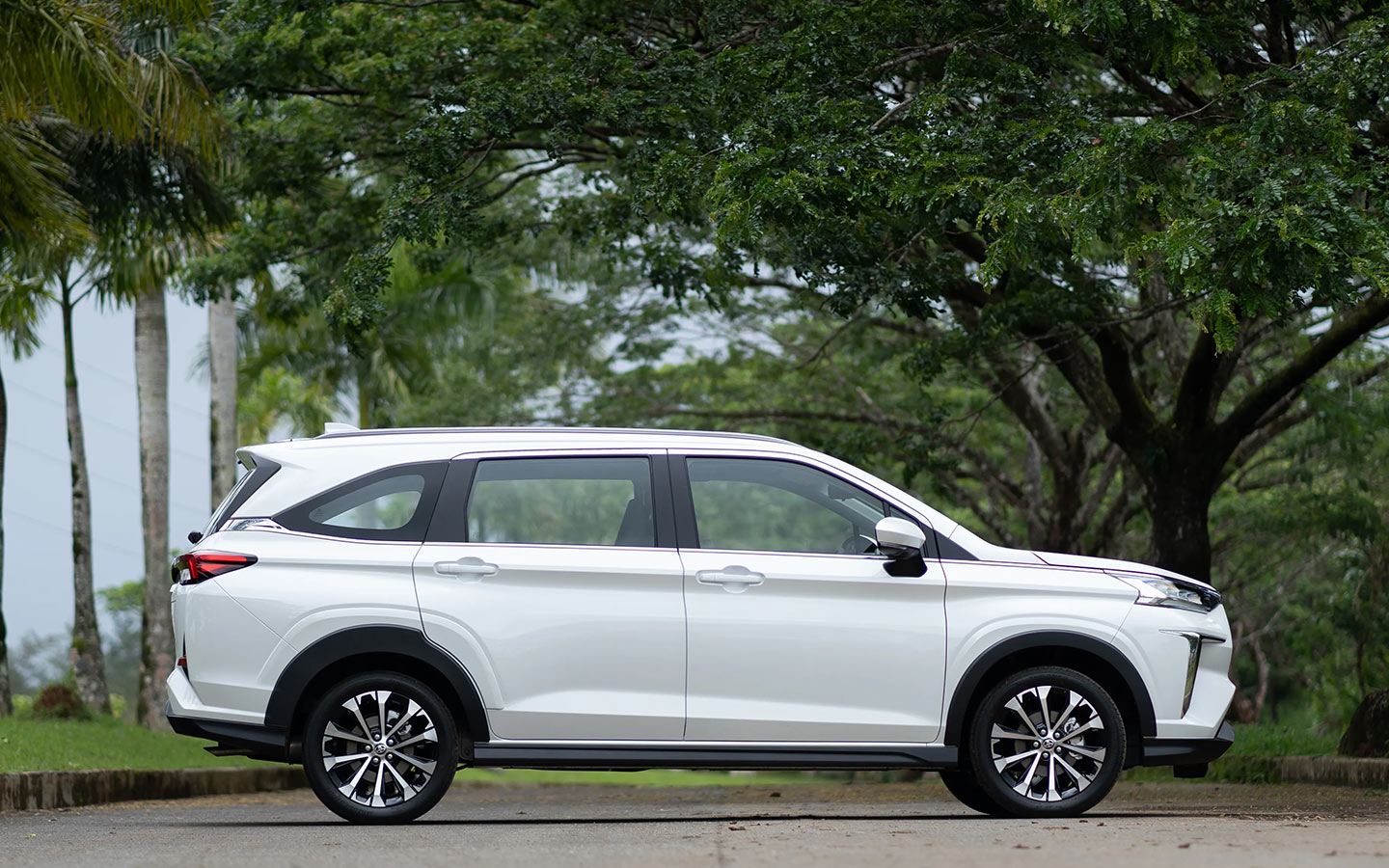 white toyota veloz 2023