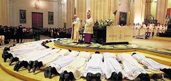 Resultado de imagen de ordenacion sacerdotal barcelona"