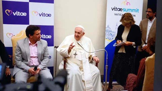 Khám phá thêm một chút về những gì các người nổi tiếng đang làm tại hội nghị thượng đỉnh tại Vatican trong tuần này