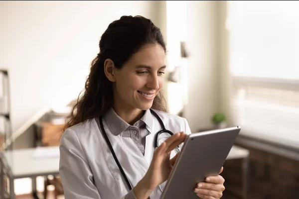 Médecin souriante qui consulte son agenda des téléconsultations