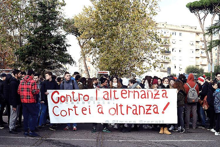 C:\Users\Utente\Desktop\LICEO SCIENTIFICO PASTEUR- RM\materiali didattici\Conferenze al Pasteur\Conferenze Pasteur 2016-17\conferenza vasapollo 2016\foto confer alternanza\foto internet\cortei oltranza.jpg