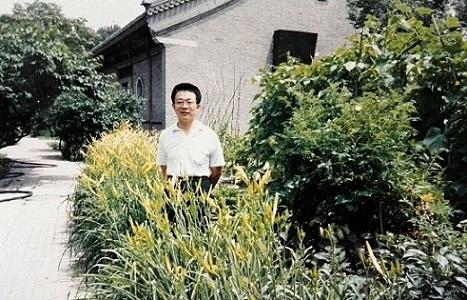 11-1990年俞梅荪在中南海里万里家的小菜园。
