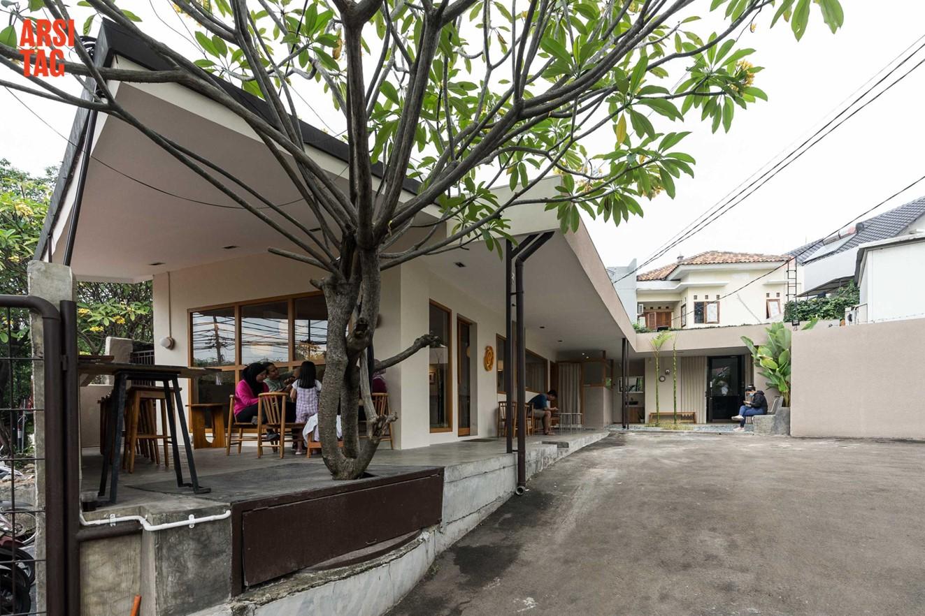 Suasana café Donat Bahagia dari luar, karya Birka Loci via Arsitag  