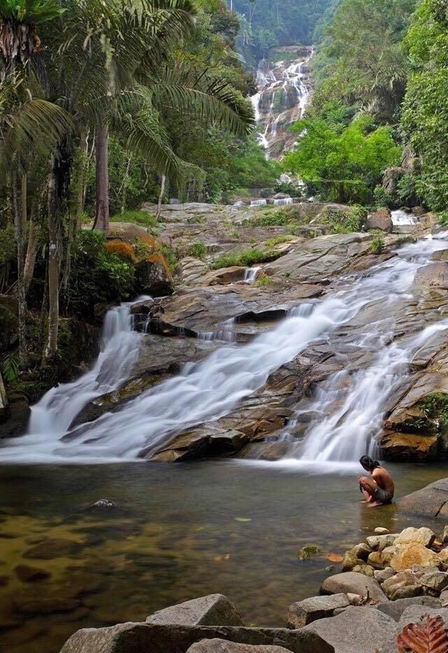 A waterfall going over a body of water

Description automatically generated