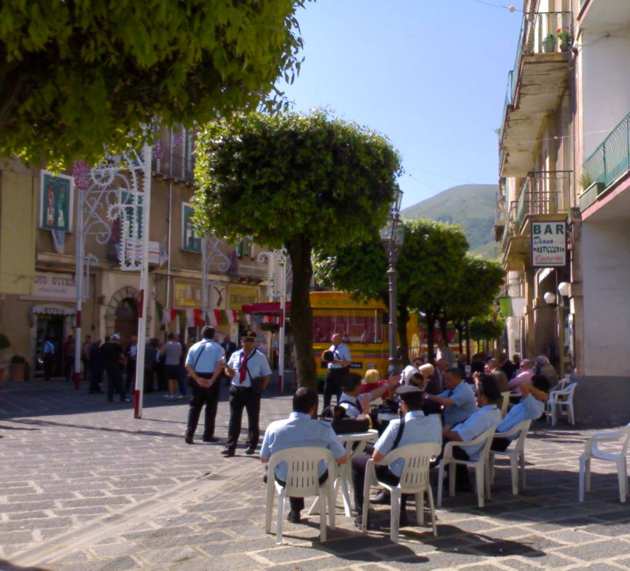 Scene da un patrimonio. Una piazza a ... Teggiano (SA)