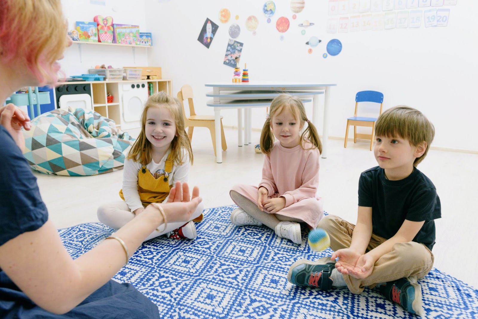 Teaching tossing a ball to a student