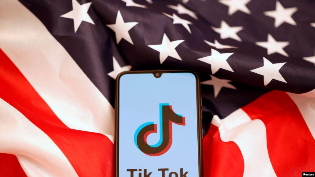 资料照: 美国国旗和手机上显示的Tiktok标识