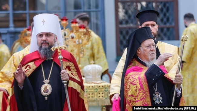 Вселенський патріарх Варфоломій (праворуч) і предстоятель ПЦУ, митрополит Київський і всієї України Епіфаній на території Софійського собору, де вони провели соборну літургію. Київ, 22 серпня 2020 року