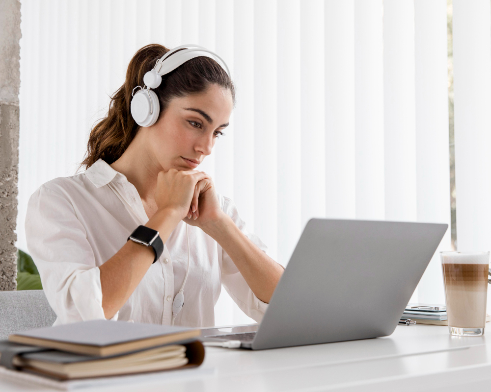 Woman-listening-to-an-online-lecture
