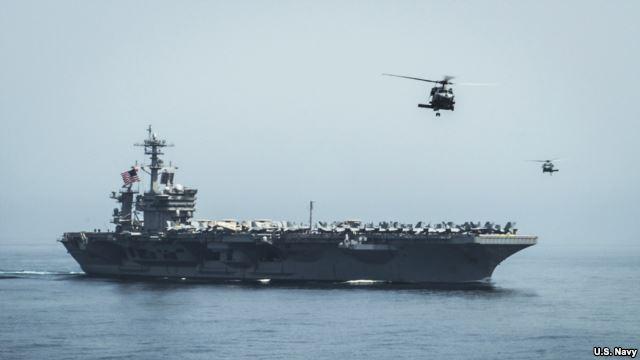 美国海军西奥多·罗斯福号航空母舰与卡尔·文森号航空母舰展开航行补给。(2015年4月13日)