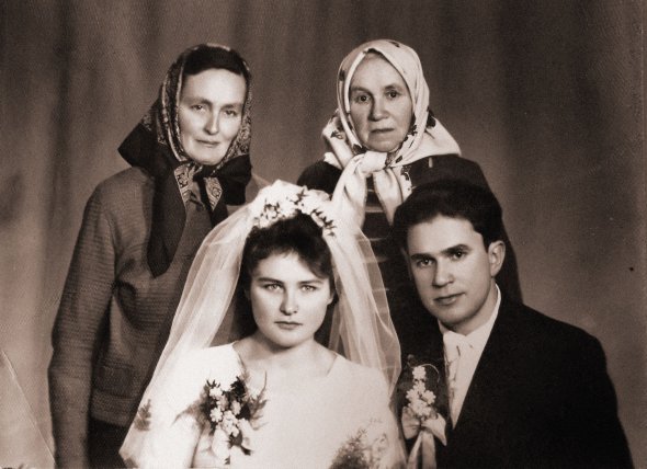 Марія і Ярослав Калакури побралися в січні 1964 року в Коломиї на Івано-Франківщині. За молодими стоять їхні матері – Мокрина Іванівна (ліворуч) та Февронія Лук'янівна