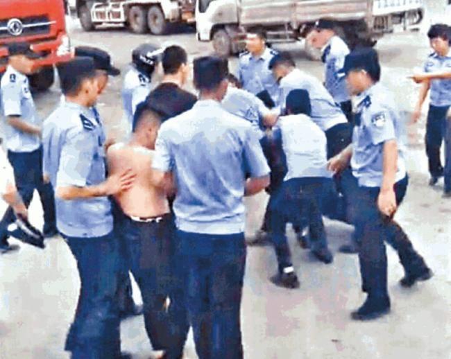 武汉万人示威 警方暴力清场恐吓祸延三代