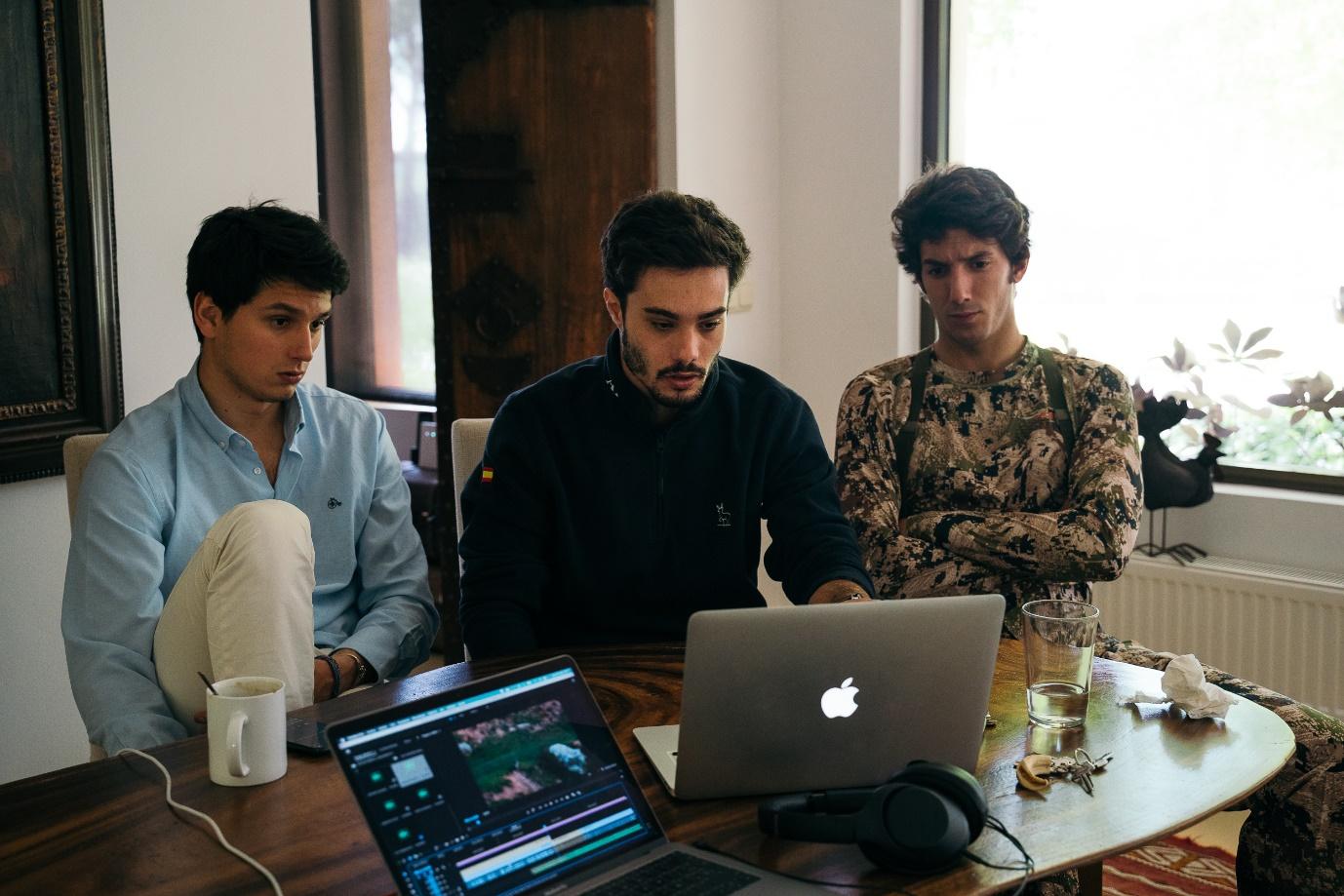 Un grupo de personas frente a una mesa con una computadora

Descripción generada automáticamente