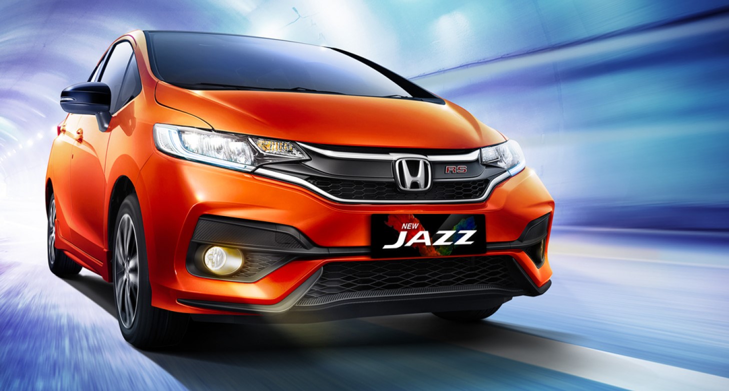 Foto menunjukkan mobil Honda Jazz warna oranye