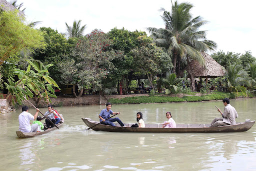 Chèo thuyền trên sông - Du lịch Lan Vương