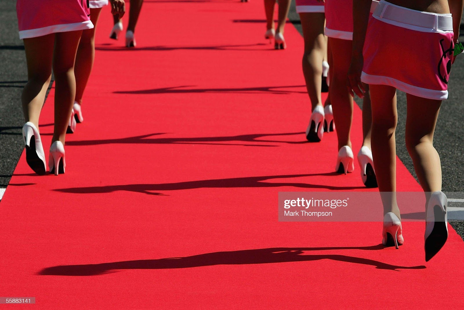 D:\Documenti\posts\posts\Women and motorsport\foto\Getty e altre\grid-girls-walk-along-the-grid-prior-to-the-start-of-the-japan-f1-picture-id55883141.jpg