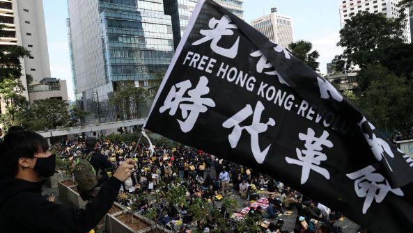 港府漠视选举结果激发群众示威另有数千人集会“感谢美国”