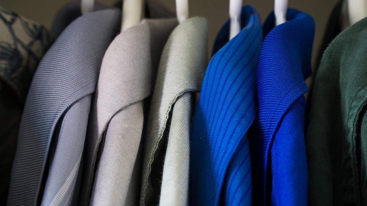 Como organizar um projeto: Roupas penduradas em cabides não amassam e ficam alinhadas