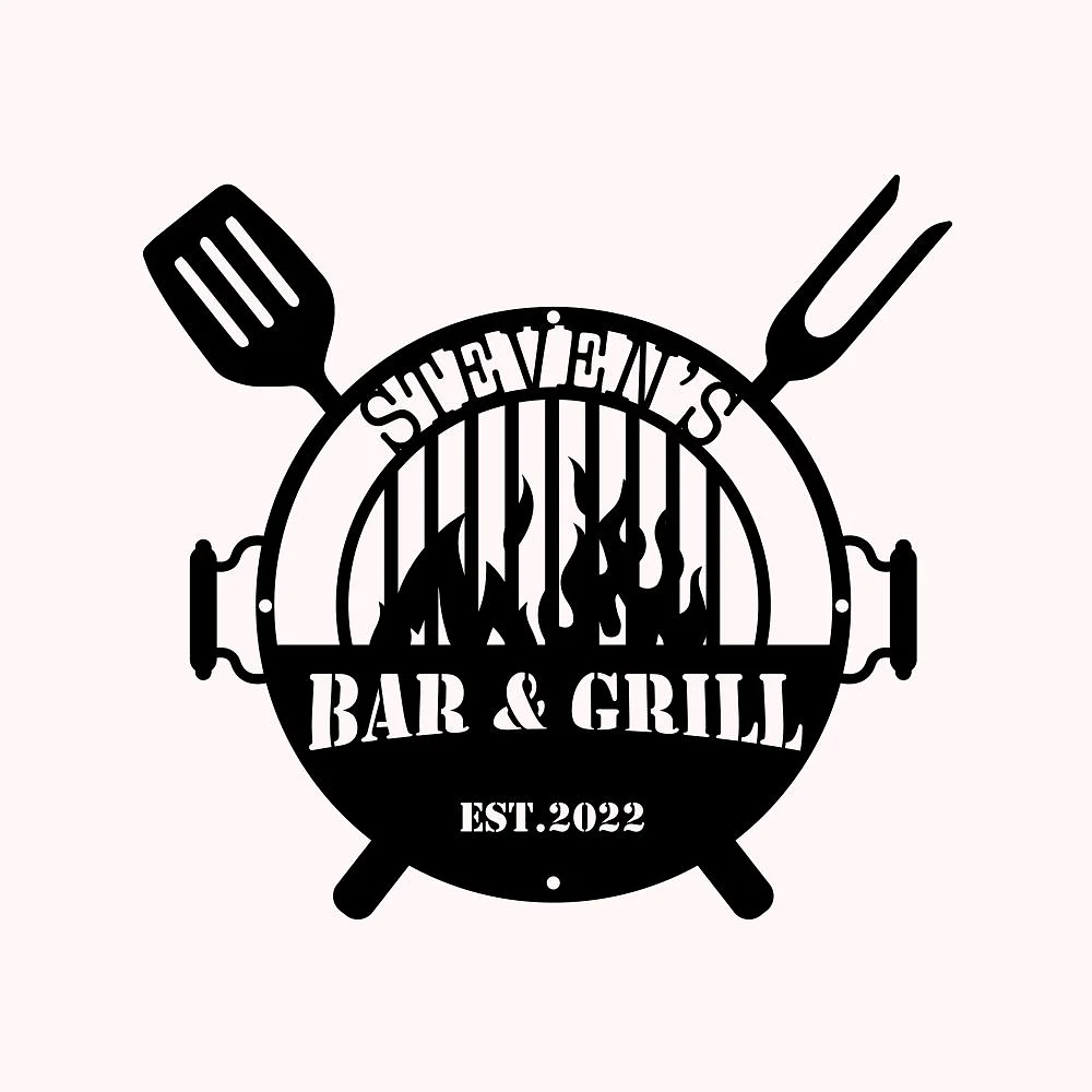 Décoration murale en métal noir, représentant un barbecue croisé par une fourche barbecue et une spatule. Le tout est personnalisé par un prénom et une date autour de la mention Bar & Grill.