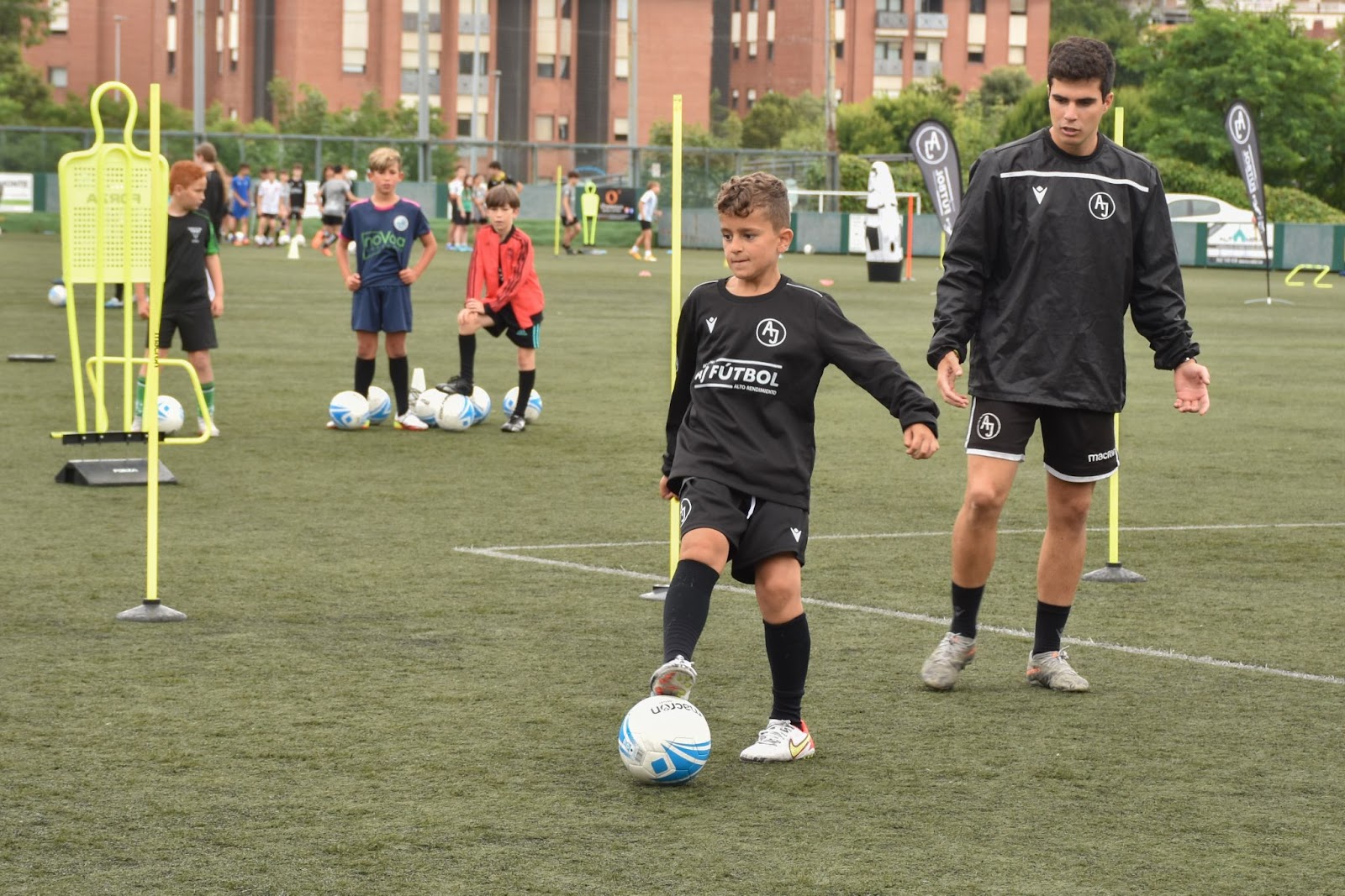 El punto a favor de la metodología AJ  es la interacción constante de nuestros entrenadores con los futbolistas.