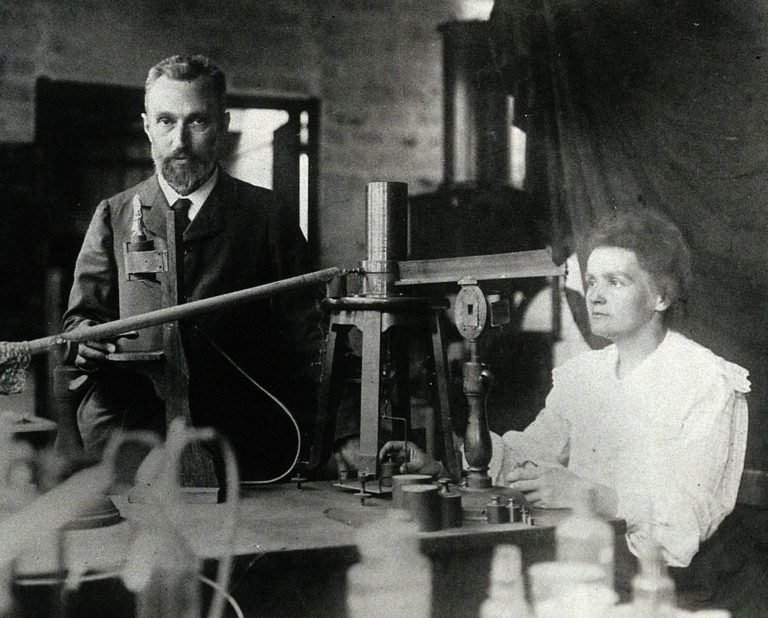 Pierre và Marie Curie trong phòng thí nghiệm (Ảnh: Wikipedia Commons)