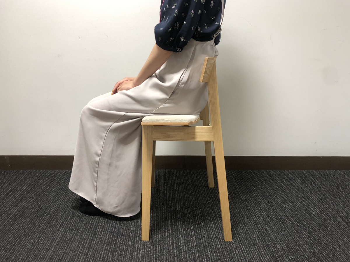 half chairが持つ半分の座面は、自然と背筋が伸びる「機能美」