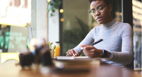 Eine Frau arbeitet am Computer