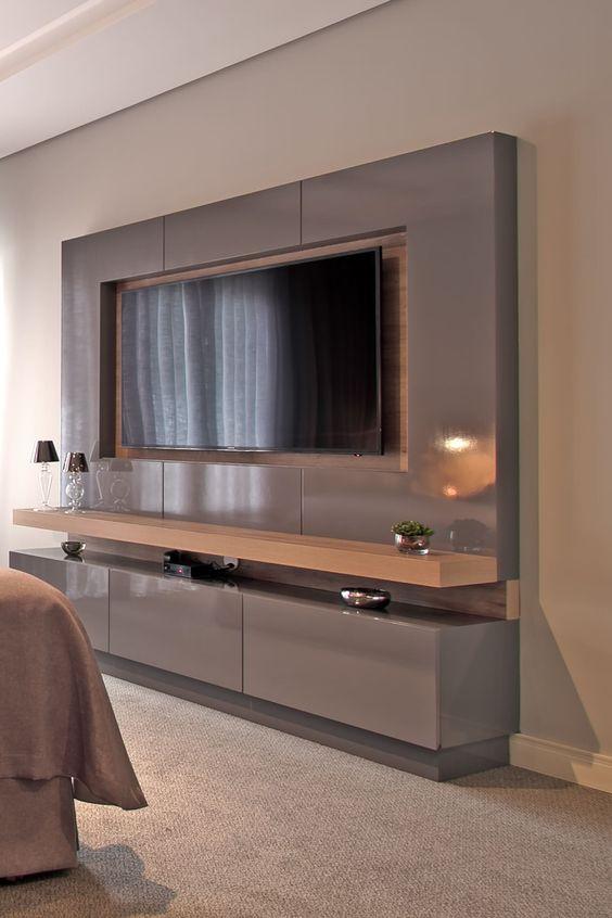 Ambiente com móvel com painel para TV e rack de MDF na cor cinza.