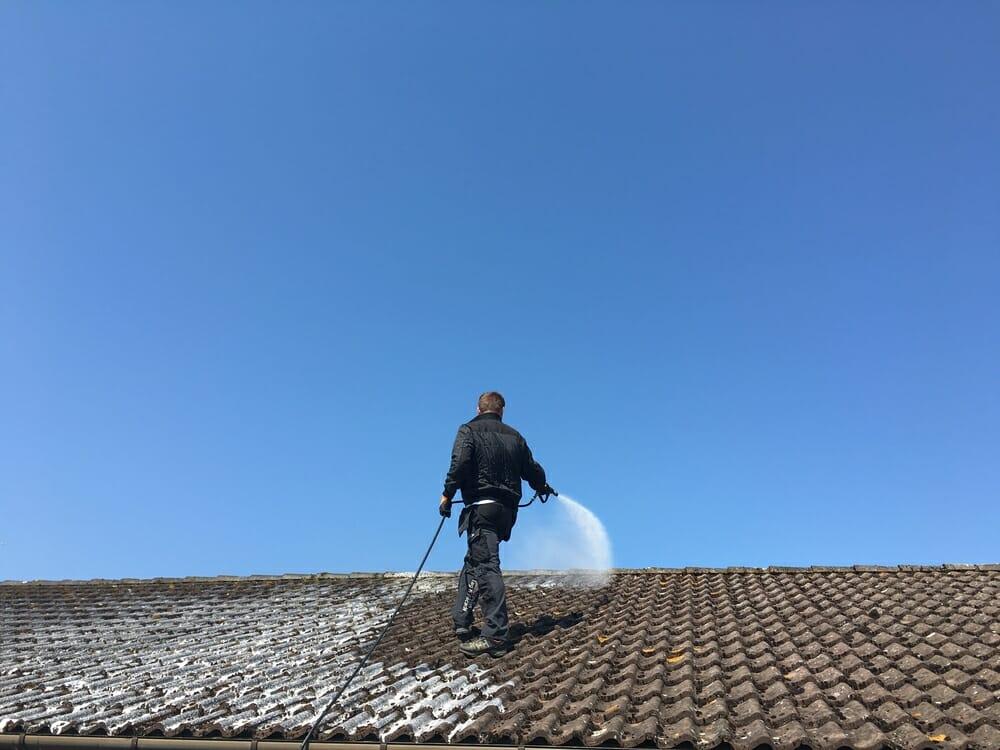 Commercial roof cleaning services
