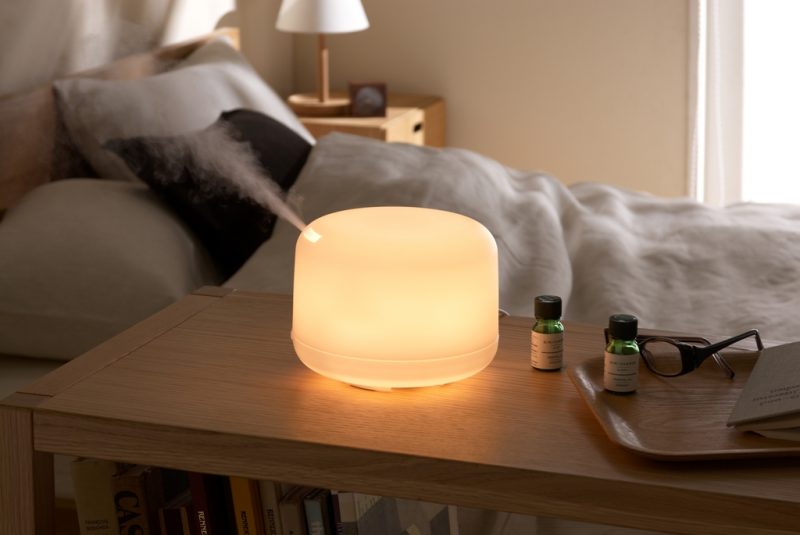 Đèn xông tinh dầu giúp bạn có một giấc ngủ hoàn hảo.
