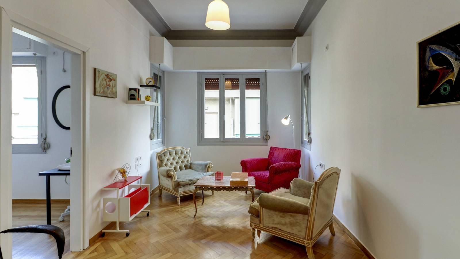 Salón moderno y espacioso en un apartamento de Atenas