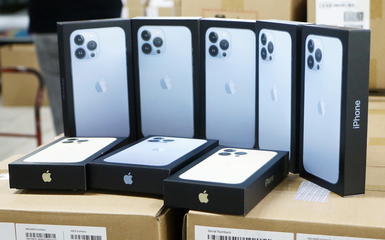 Bên trong kho hàng iPhone 13 chính hãng Việt Nam giá trị hàng chục tỷ đồng - Ảnh 8.