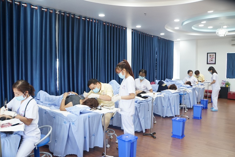 Tại Thẩm Mỹ Việt Nam, áp dụng công nghệ phun môi Hàn Quốc, sử dụng đầu kim siêu nano để đưa mực vào tầng thượng bì của môi một cách nhanh chóng, hạn chế khó chịu và tiết kiệm thời gian cho chị em.