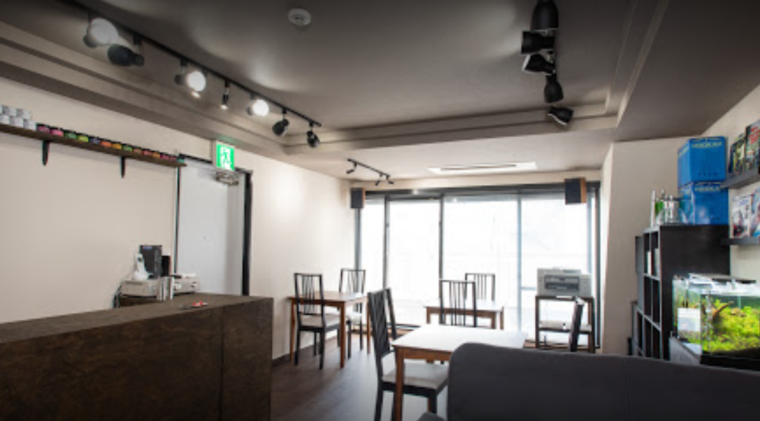 部屋に備え付けている様々な家具

中程度の精度で自動的に生成された説明