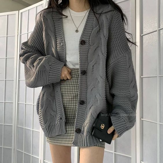 Phong cách Hàn Quốc nữ mùa đông: phối áo phông, áo cardigan và chân váy chữ A