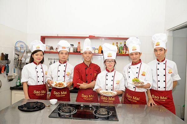Học làm bếp trưởng để trở thành người nấu ăn chuyên nghiệp.