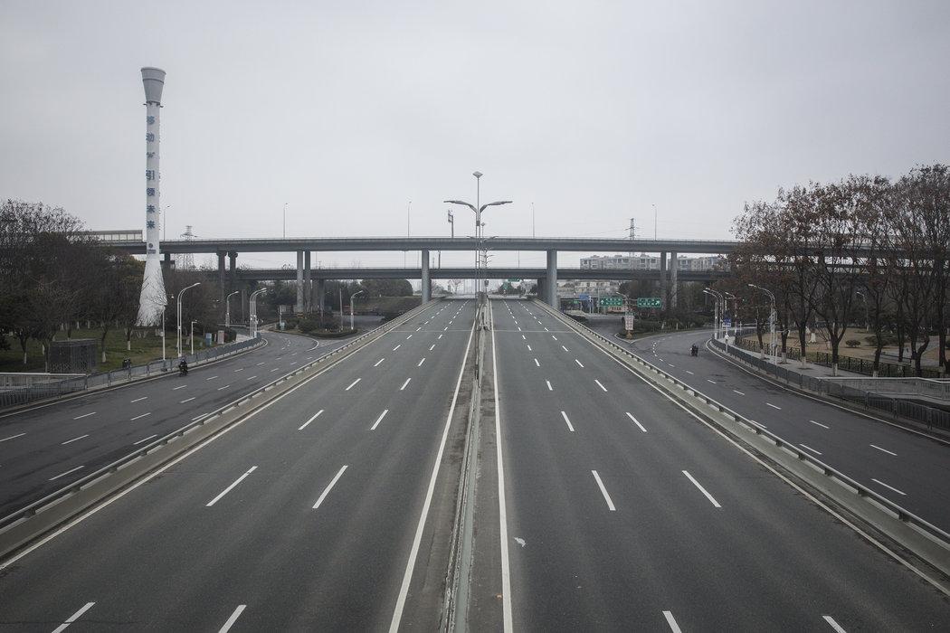 周一，武汉几乎空旷的道路。冠状病毒疫情暴发，当局限制了出行。