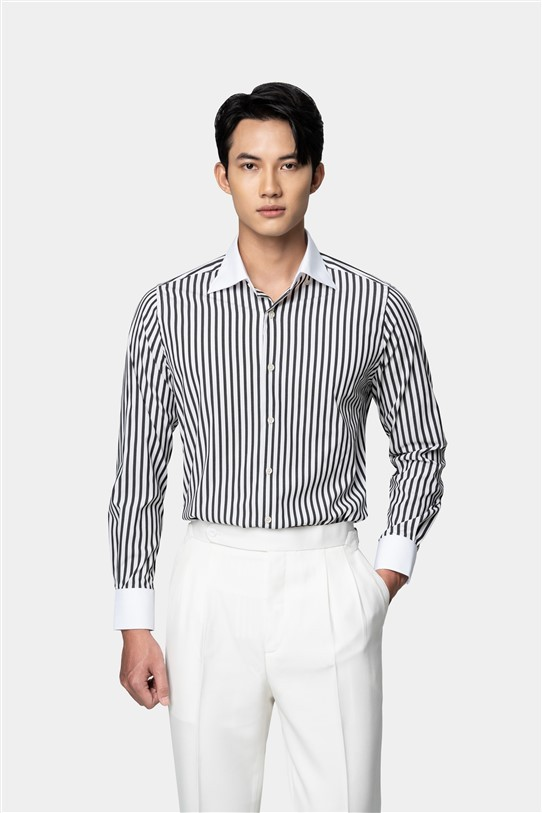 Phối áo sơ mi kẻ sọc nam với quần kaki