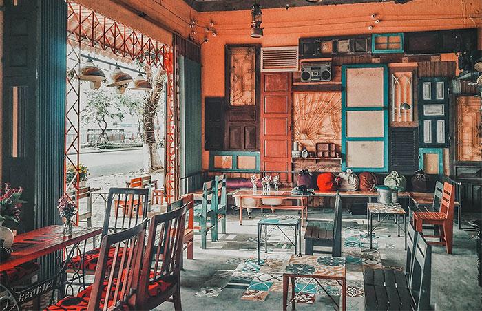 Ảnh có chứa văn bản, tòa nhà, ngoài trời, ghế

Mô tả được tạo tự động
