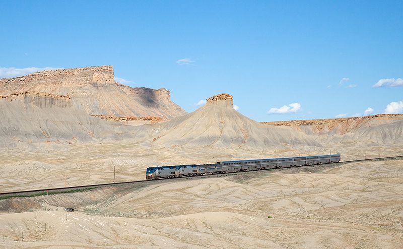 800px-Amtrak_California_Zephyr_Green_River_-_Floy,_Utah.jpg