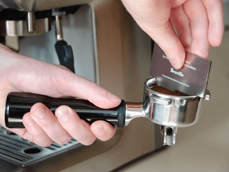 Dùng dao Razor để gạt cafe hoặc định lượng lại mức cafe