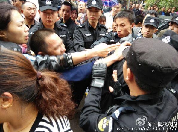重庆死者家属讨说法遭镇压数千人围观