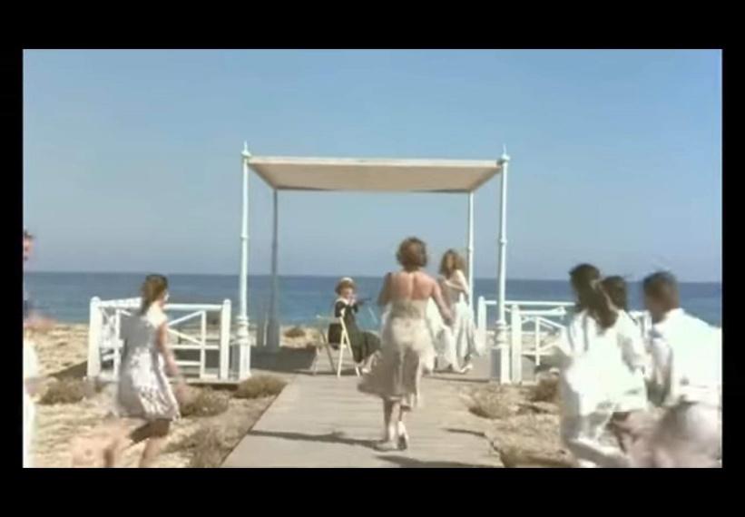 Un grupo de personas en una playa

Descripción generada automáticamente
