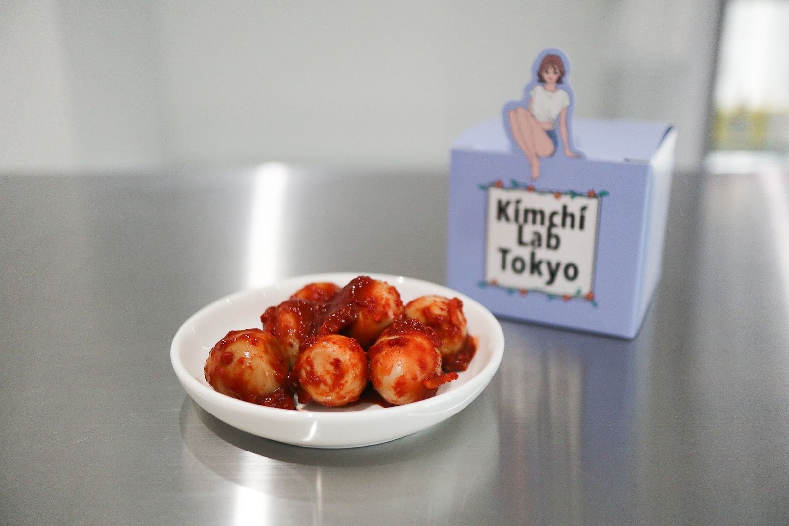 次はウズラキムチ。うずらの卵をキムチにする!?という意外性と、この見た目はすごく食欲を誘います。