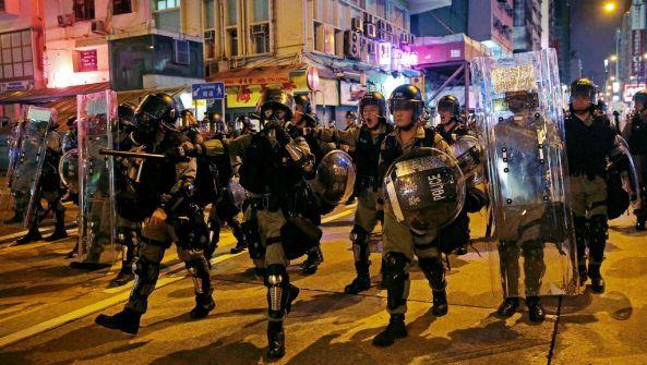 旺角游行催泪弹烟雾弥漫 黄大仙街区意外成对峙