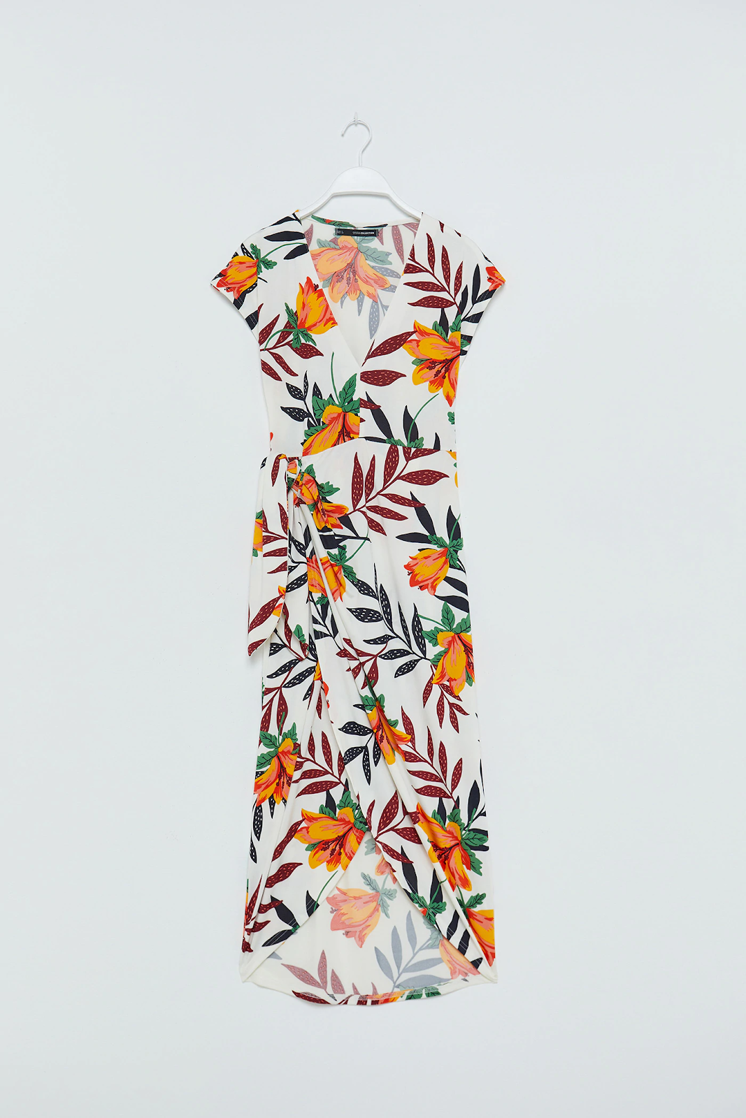 Vestido de verano de mujer, largo y de estampado floral sobre fondo blanco, de la marca Sfera