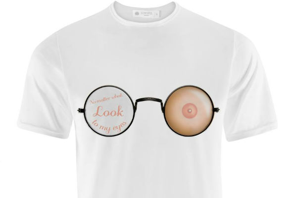 'Pase lo que pase, mírame a los ojos'. Esta camiseta es una de las recompensas para participantes en el proyecto de crowdfunding 'La guinda del pastel', en MyMajorCompany, lanzado por el colectivo 'Despechadas'.