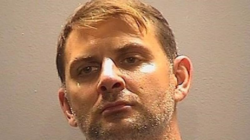 FALLS CHURCH, Va. — Бывший армейский “зеленый берет”, проживавший в северной Вирджинии, был арестован в пятницу по обвинению в разглашении военных секретов о деятельности его подразделения в бывших советских республиках в течение более чем десяти лет контактов с российской разведкой. FALLS CHURCH, Va. — Бывший армейский “зеленый берет”, проживавший в северной Вирджинии, был арестован в пятницу по обвинению в разглашении военных секретов о деятельности его подразделения в бывших советских республиках в течение более чем десяти лет контактов с российской разведкой.