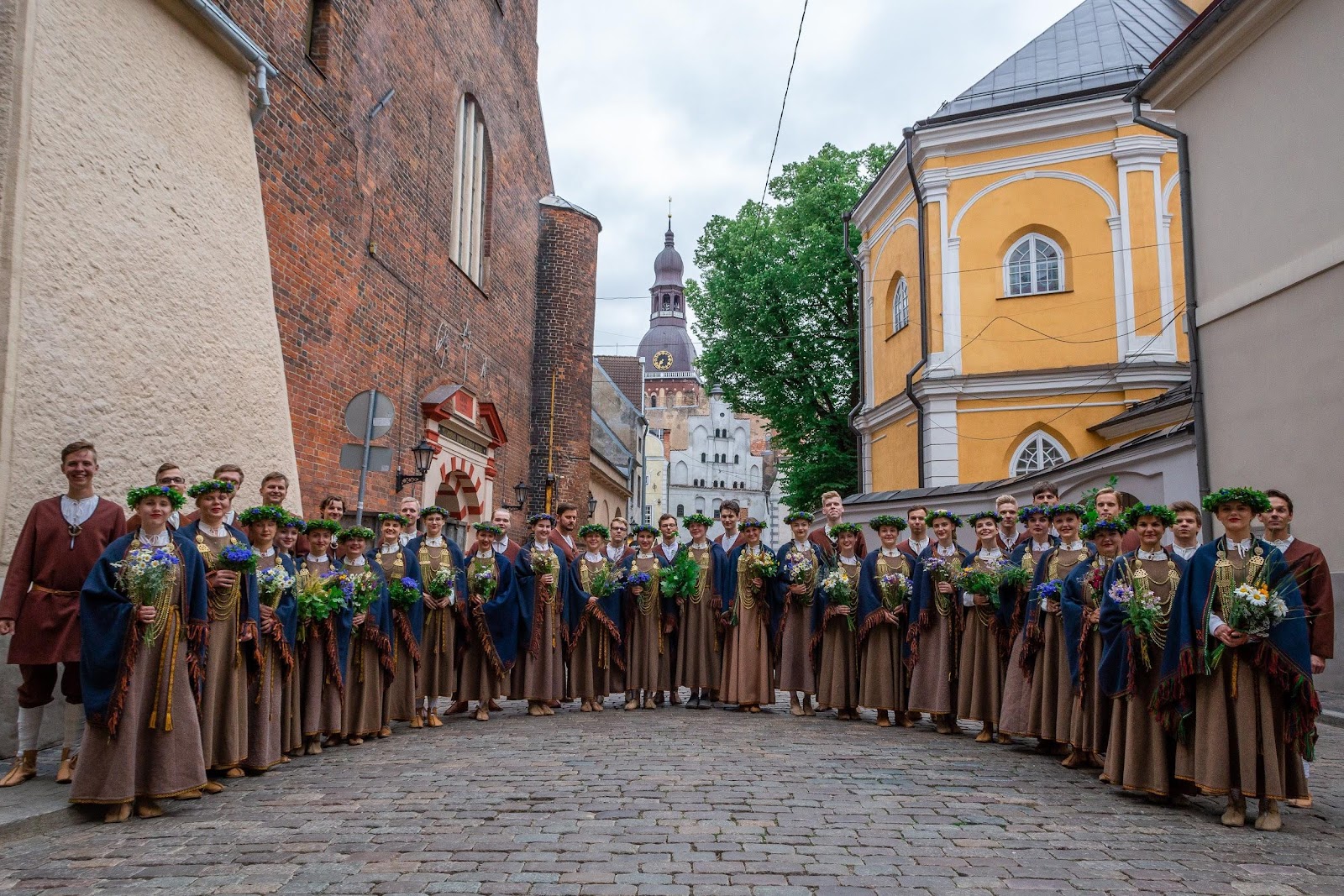 A group of people standing in front of a building

Description automatically generated