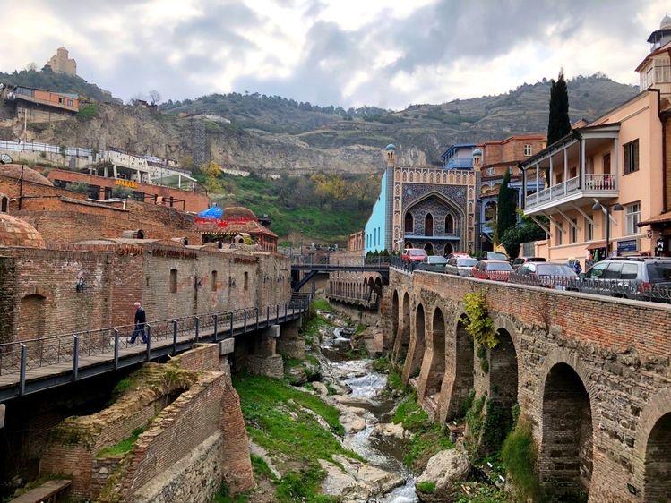 7 ที่เที่ยวจอร์เจีย ประเทศเล็กๆ อุดมด้วยธรรมชาติ ไปพักผ่อนได้แบบชิลๆ 2.เมืองทบิลิซี (Tbilisi)